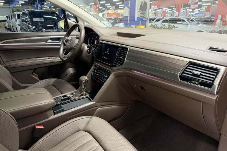 Used Volkswagen Viloran 2020 330TSI Luxury Edition Interior 3