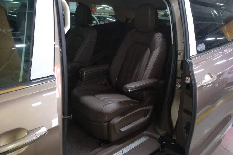 Used Volkswagen Viloran 2020 330TSI Luxury Edition Interior 4