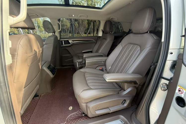 Used Volkswagen Viloran 2020 330TSI Luxury Edition Interior 4