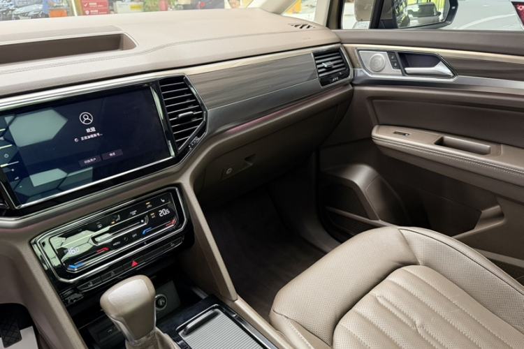 Used Volkswagen Viloran 2020 330TSI Luxury Edition Interior 5