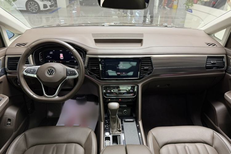 Used Volkswagen Viloran 2020 330TSI Luxury Edition Interior 8