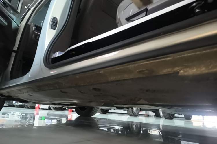 Used Volkswagen Viloran 2020 330TSI Luxury Edition Left Side Sill