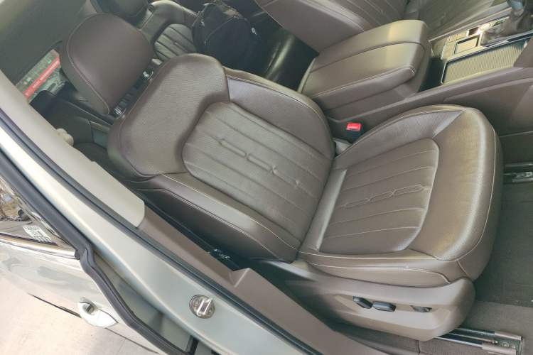 Used Volkswagen Viloran 2020 330TSI Luxury Edition Right Front Seat