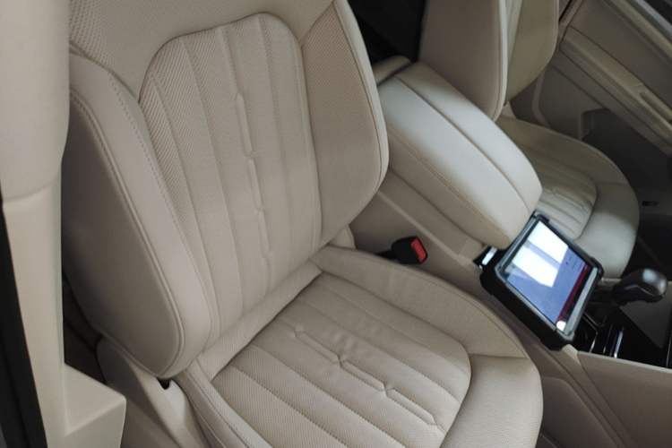 Used Volkswagen Viloran 2020 330TSI Luxury Edition Right Front Seat