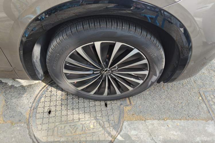 Used Volkswagen Viloran 2020 330TSI Luxury Edition Right Front Wheel Hub