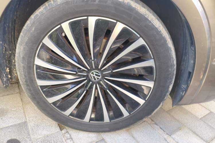 Used Volkswagen Viloran 2020 380TSI Prestige Edition Right Front Wheel Hub
