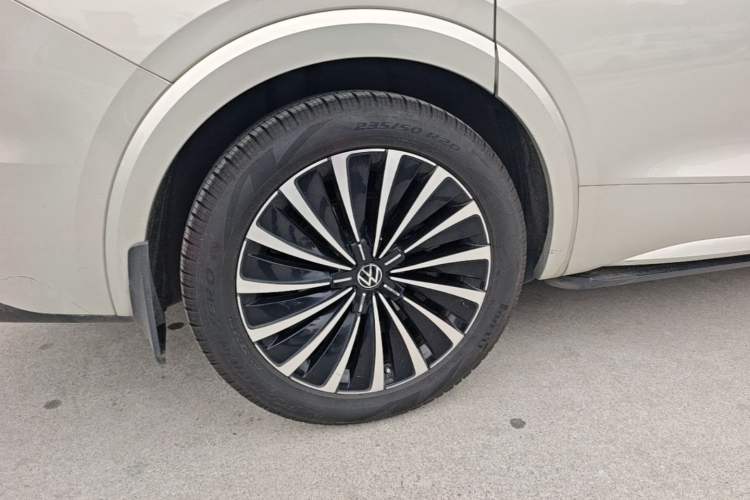 Used Volkswagen Viloran 2020 380TSI Prestige Edition Right Rear Wheel Hub
