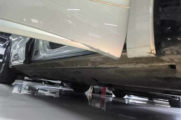 Used Volkswagen Viloran 2020 330TSI Luxury Edition Right Side Sill