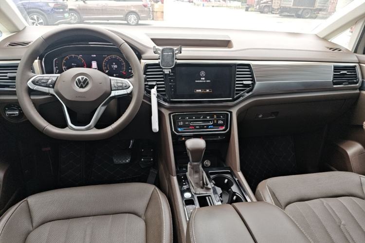 Used Volkswagen Viloran 2020 330TSI Luxury Edition Center Console