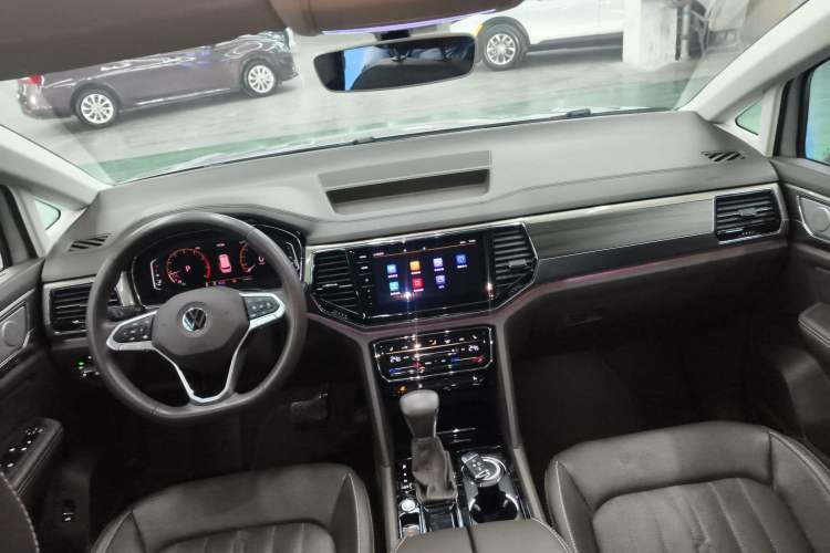 Used Volkswagen Viloran 2020 330TSI Luxury Edition Interior 2