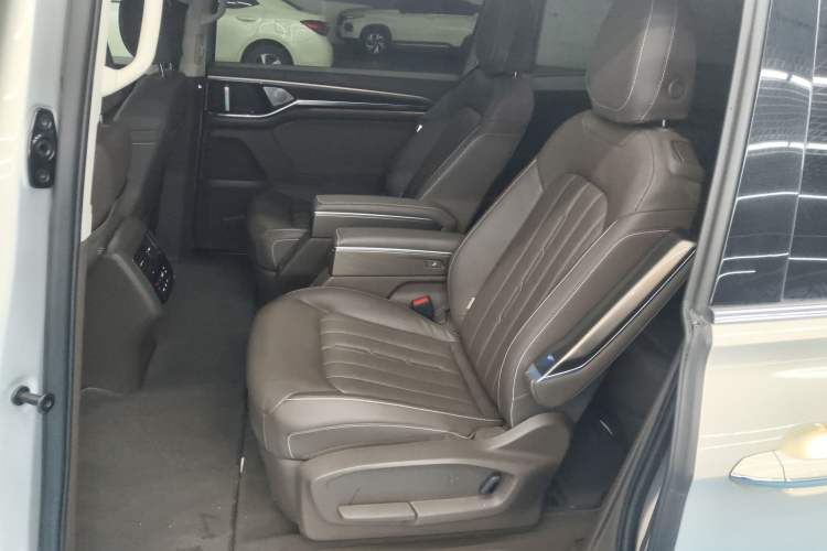 Used Volkswagen Viloran 2020 330TSI Luxury Edition Interior 4