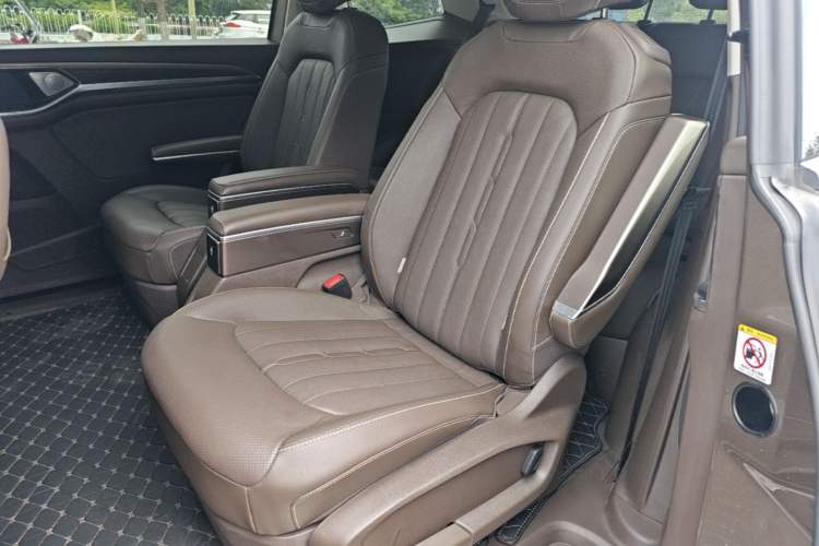Used Volkswagen Viloran 2020 330TSI Luxury Edition Left Rear Seat