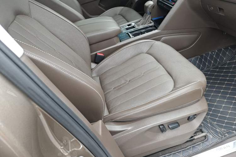 Used Volkswagen Viloran 2020 330TSI Luxury Edition Right Front Seat