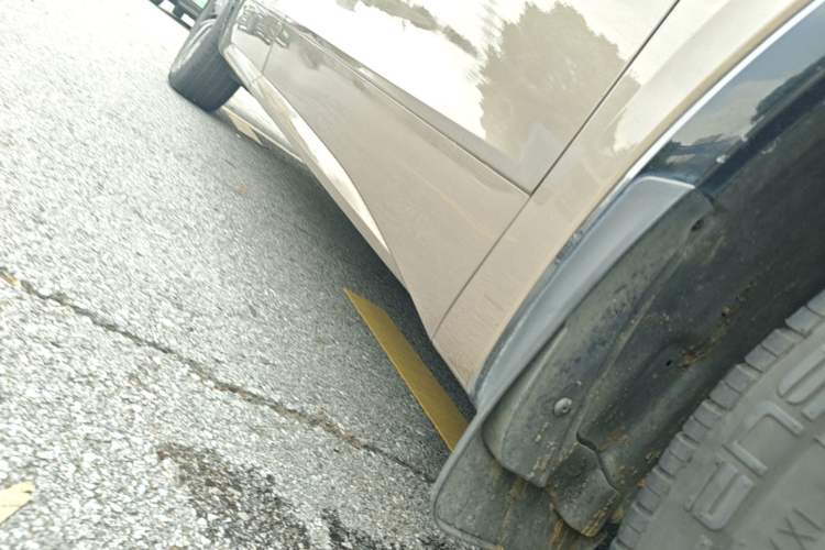 Used Volkswagen Viloran 2020 330TSI Luxury Edition Right Side Sill