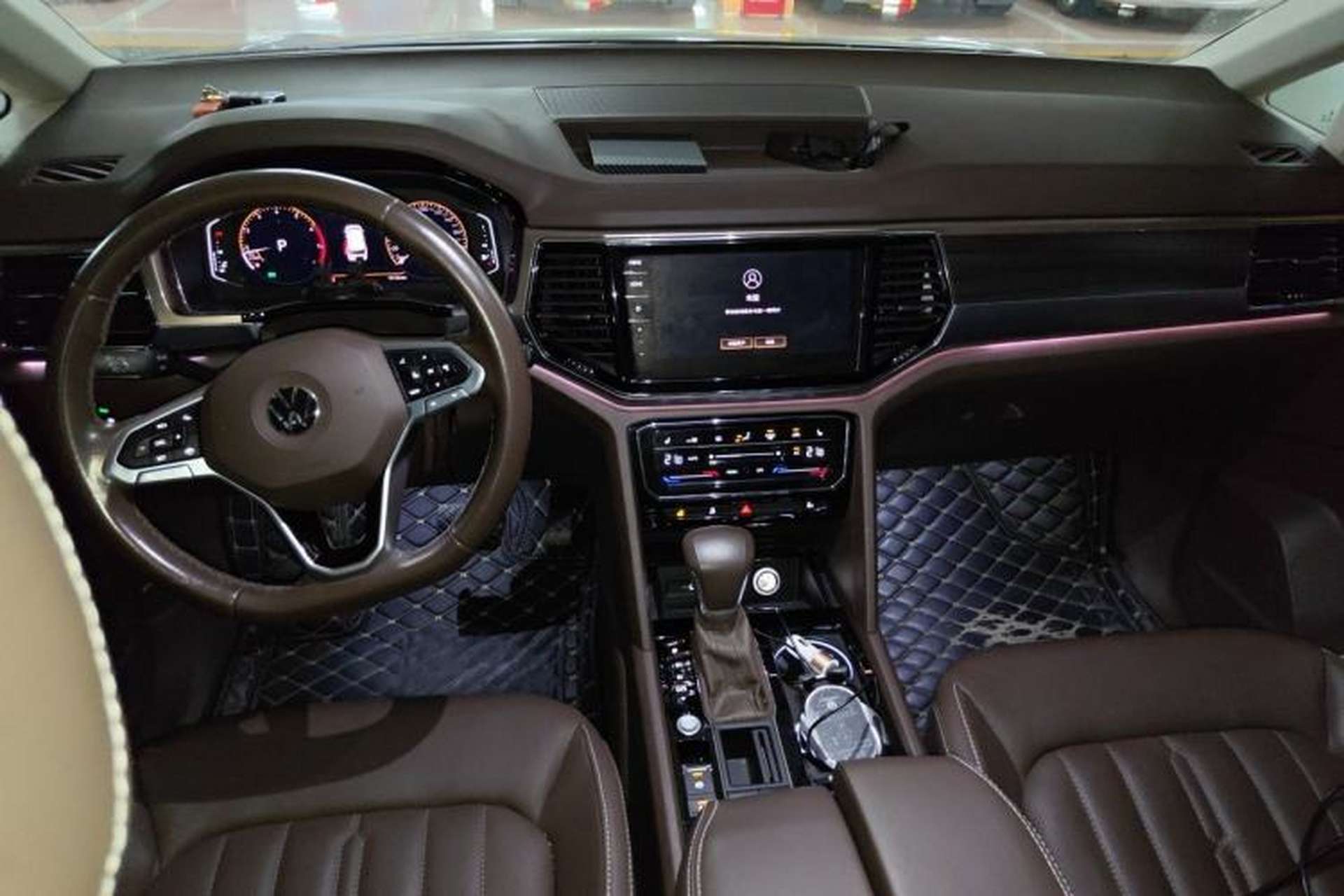 Used Volkswagen Viloran 2020 330TSI Luxury Edition Center Console