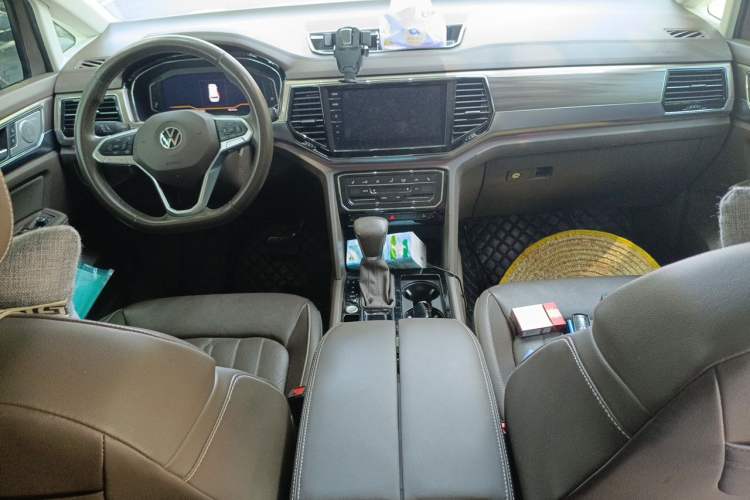 Used Volkswagen Viloran 2020 330TSI Luxury Edition Center Console