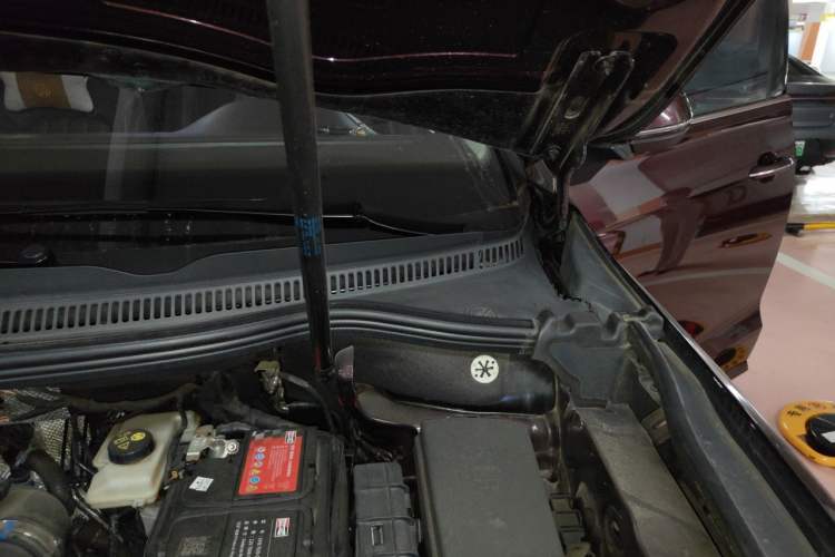 Used Volkswagen Viloran 2020 330TSI Luxury Edition Engine Bay Left