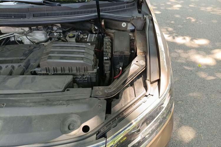 Used Volkswagen Viloran 2020 330TSI Luxury Edition Engine Bay Left