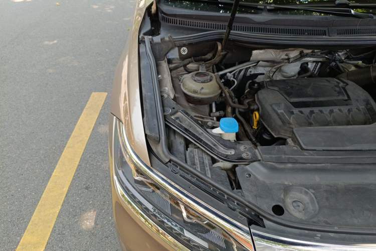 Used Volkswagen Viloran 2020 330TSI Luxury Edition Engine Bay Right