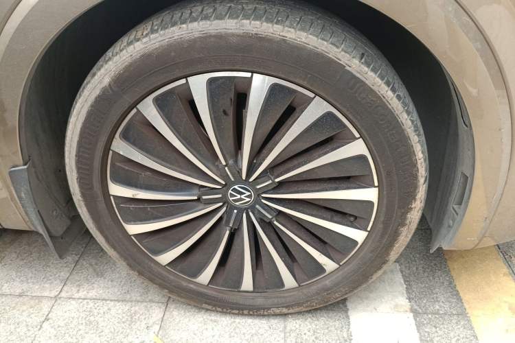 Used Volkswagen Viloran 2020 380TSI Prestige Edition Right Front Wheel Hub