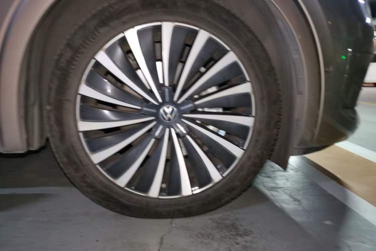 Used Volkswagen Viloran 2020 380TSI Prestige Edition Right Front Wheel Hub