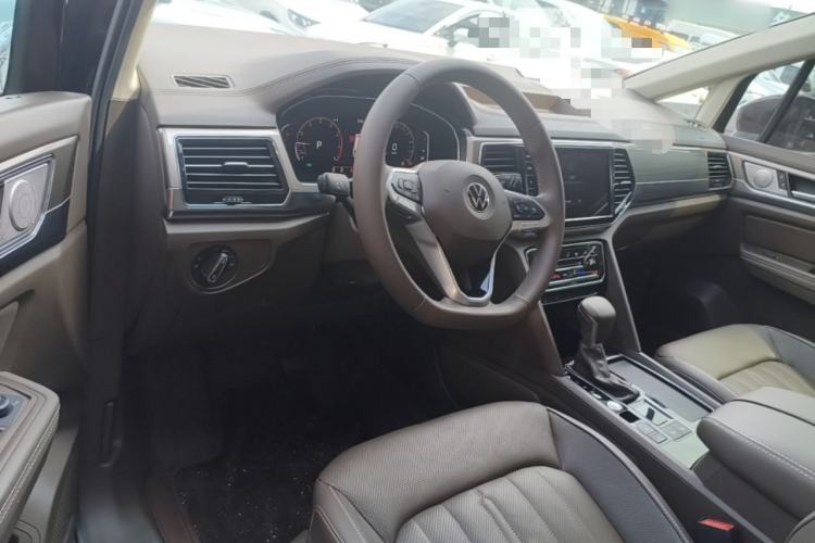 Used Volkswagen Viloran 2020 330TSI Luxury Edition Center Console