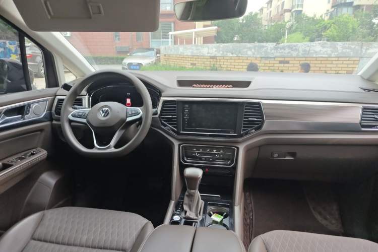 Used Volkswagen Viloran 2020 330TSI Business Edition Center Console