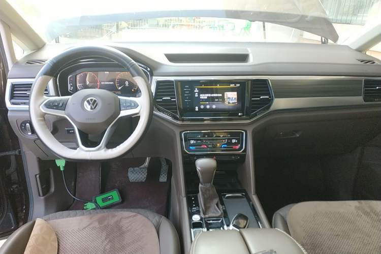 Used Volkswagen Viloran 2020 330TSI Business Edition Center Console