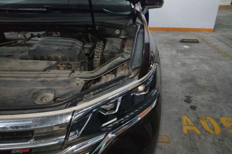 Used Volkswagen Viloran 2020 330TSI Luxury Edition Engine Bay Left