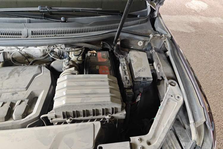 Used Volkswagen Viloran 2020 330TSI Luxury Edition Engine Bay Left
