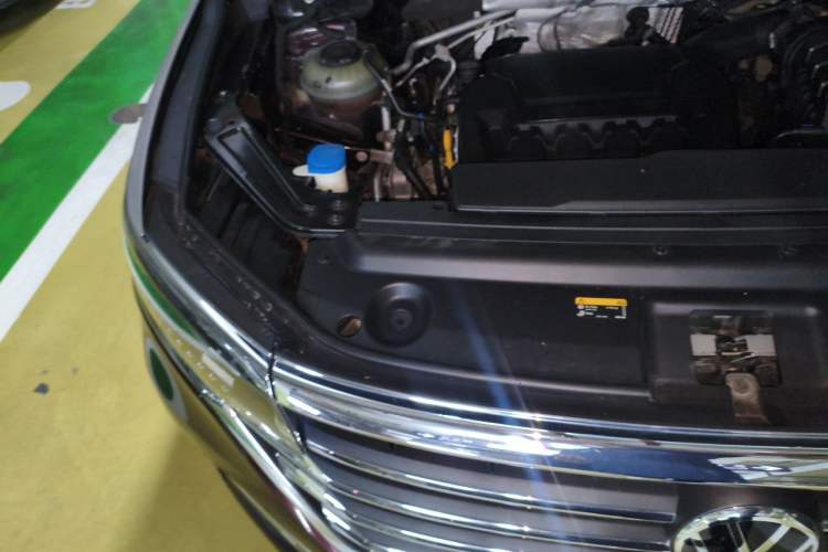 Used Volkswagen Viloran 2020 330TSI Luxury Edition Engine Bay Right