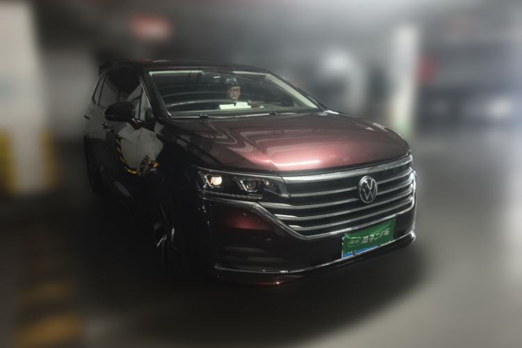 Used Volkswagen Viloran 2020 330TSI Luxury Edition Front Right 45 Deg
