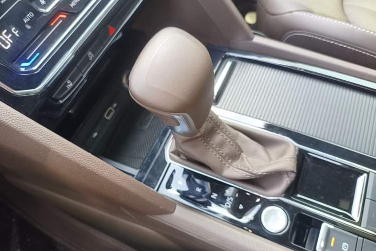 Used Volkswagen Viloran 2020 330TSI Luxury Edition Gear Lever