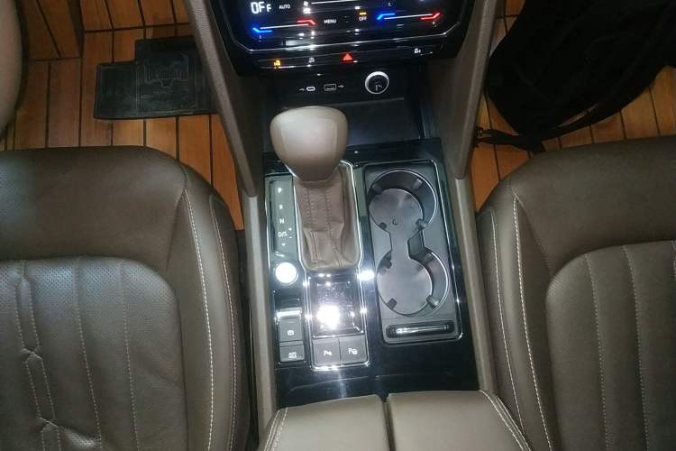 Used Volkswagen Viloran 2020 330TSI Luxury Edition Gear Lever
