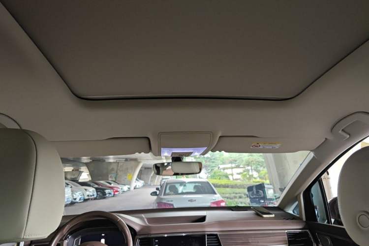 Used Volkswagen Viloran 2020 330TSI Luxury Edition Headliner