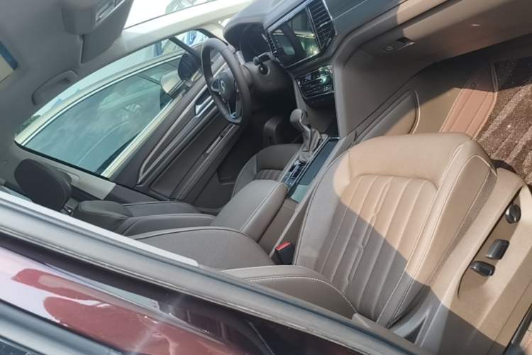 Used Volkswagen Viloran 2020 330TSI Luxury Edition Right Front Seat