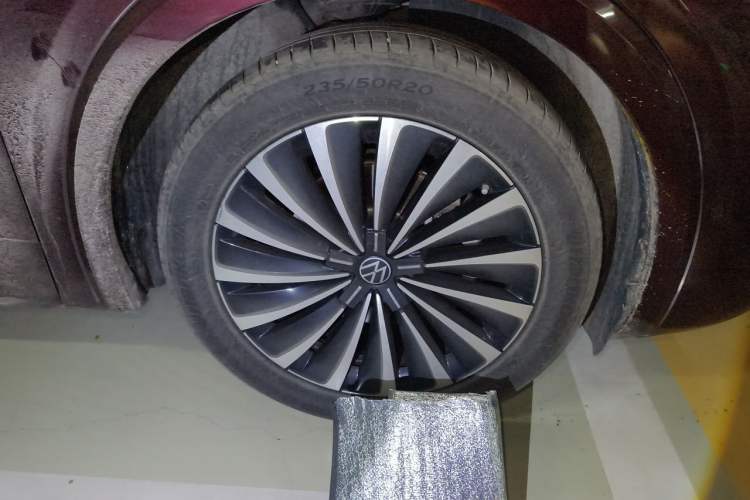 Used Volkswagen Viloran 2020 380TSI Prestige Edition Right Front Wheel Hub