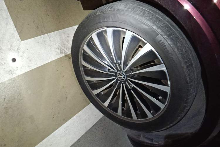 Used Volkswagen Viloran 2020 380TSI Prestige Edition Right Front Wheel Hub