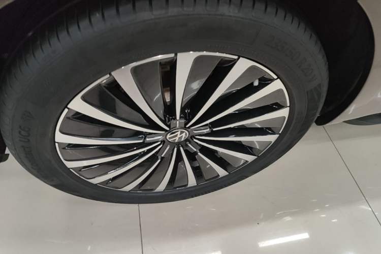 Used Volkswagen Viloran 2020 380TSI Prestige Edition Right Rear Wheel Hub