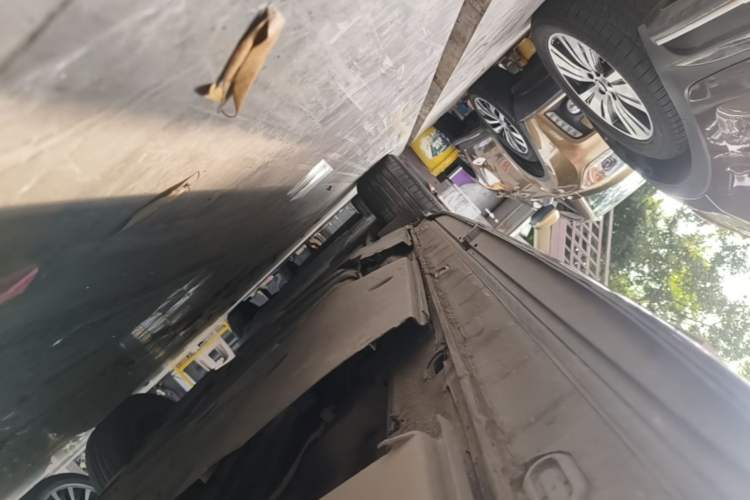 Used Volkswagen Viloran 2020 330TSI Luxury Edition Right Side Sill