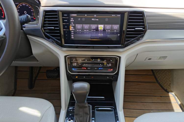 Used Volkswagen Viloran 2020 330TSI Luxury Edition Audio And AC Panel