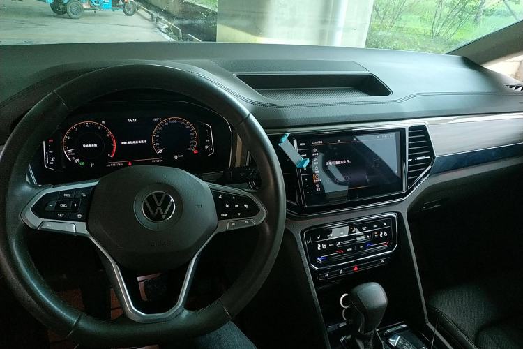 Used Volkswagen Viloran 2020 330TSI Luxury Edition Center Console