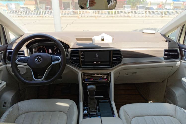 Used Volkswagen Viloran 2020 330TSI Luxury Edition Center Console