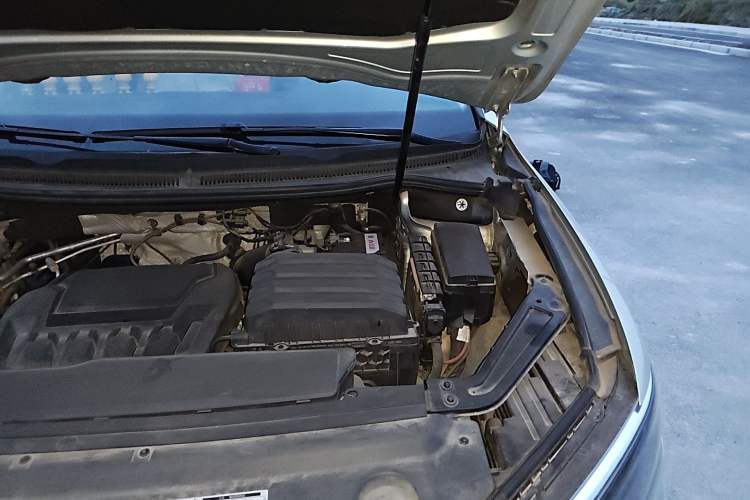 Used Volkswagen Viloran 2020 330TSI Luxury Edition Engine Bay Left