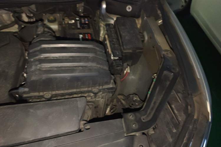 Used Volkswagen Viloran 2020 330TSI Luxury Edition Engine Bay Left