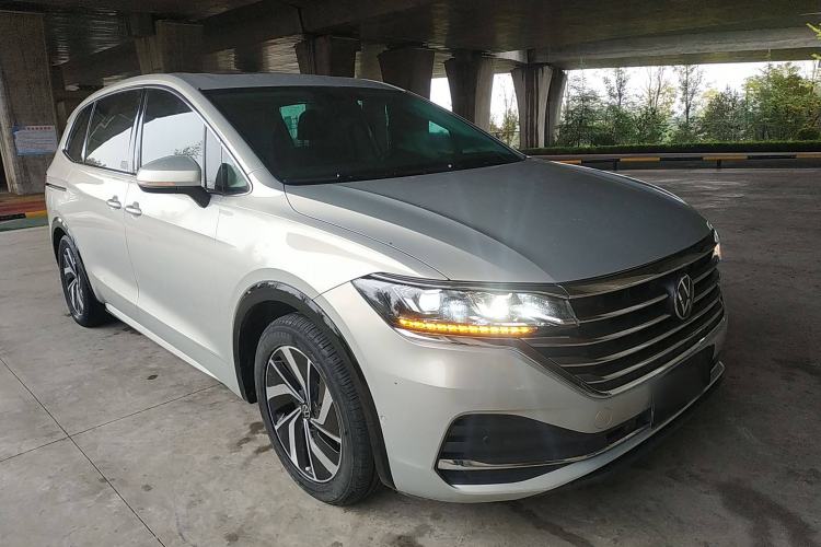 Used Volkswagen Viloran 2020 330TSI Luxury Edition Front Right 45 Deg
