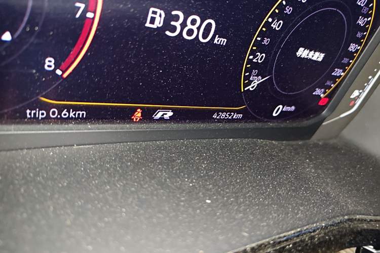 Used Volkswagen Viloran 2020 330TSI Luxury Edition Odometer Close Up