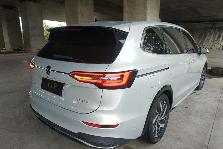 Used Volkswagen Viloran 2020 330TSI Luxury Edition Rear Right 45 Deg