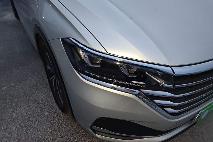 Used Volkswagen Viloran 2020 330TSI Luxury Edition Right Front Headlight