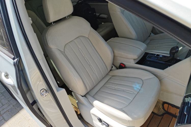 Used Volkswagen Viloran 2020 330TSI Luxury Edition Right Front Seat